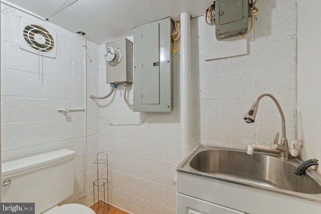 911 Circle Dr, Baltimore, MD 21227 - half bath featuring toilet, electric panel, and vanity