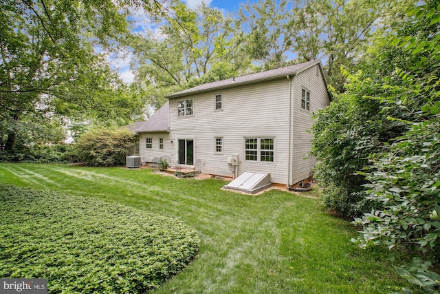 1881 Cold Creek Ct, Vienna, VA 22182 - rear view of house featuring central AC and a yard