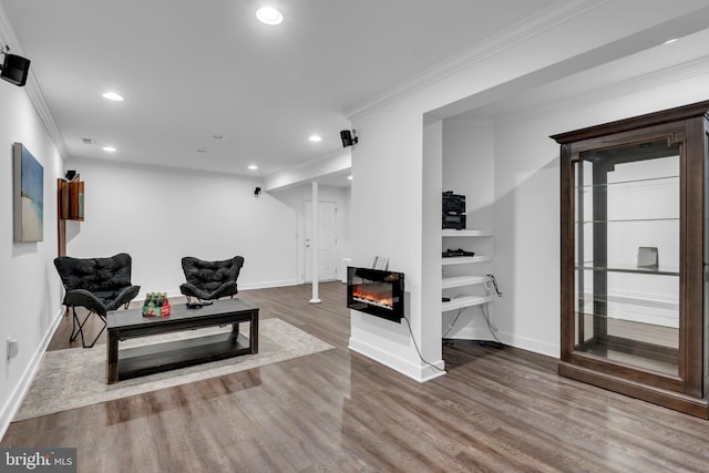 620 Cypress Ln, Severna Park, MD 21146 - living area featuring wood finished floors, recessed lighting, ornamental molding, and a glass covered fireplace