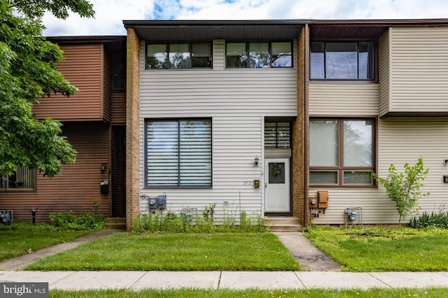 372 Irvington Pl, East Windsor, NJ 08520 - multi unit property featuring entry steps and a front lawn