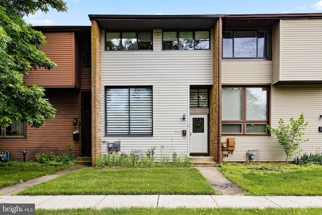 372 Irvington Pl, East Windsor, NJ 08520 - view of property featuring a front lawn and entry steps
