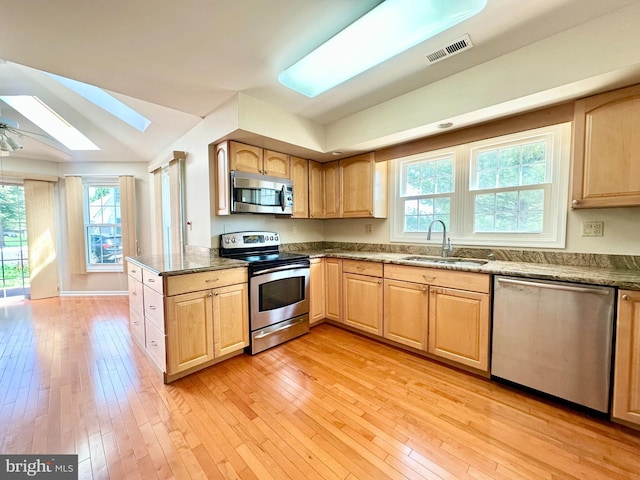 55 W Windrose Dr, Richboro, PA 18954 - kitchen featuring stainless steel appliances, a sink, a skylight, light brown cabinetry, and vaulted ceiling