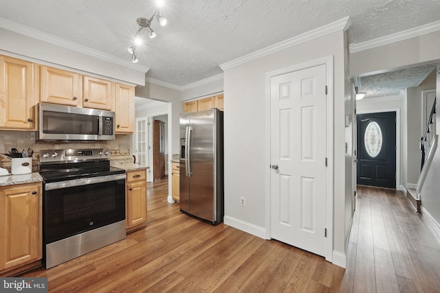 4549 Diehl Ct, Woodbridge, VA 22193 - kitchen featuring stainless steel appliances, light brown cabinets, light wood-style flooring, backsplash, and a textured ceiling