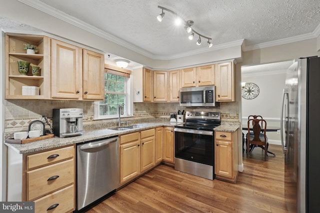 4549 Diehl Ct, Woodbridge, VA 22193 - kitchen featuring stainless steel appliances, a sink, light brown cabinetry, wood finished floors, and a textured ceiling
