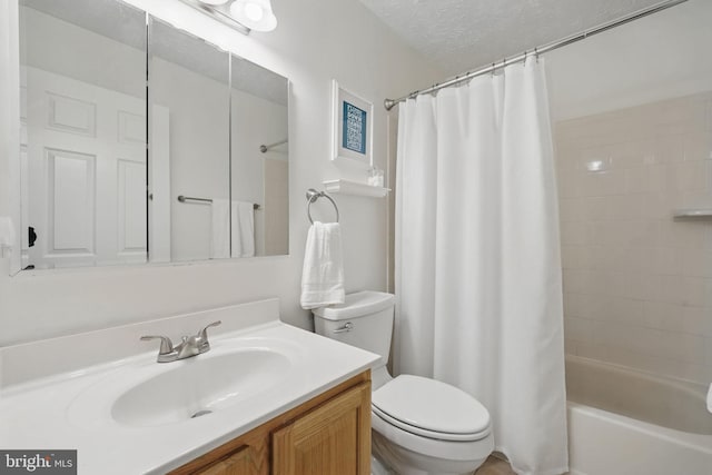 4549 Diehl Ct, Woodbridge, VA 22193 - bathroom featuring vanity, toilet, shower / bath combo, and a textured ceiling