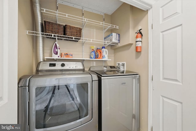 4549 Diehl Ct, Woodbridge, VA 22193 - laundry room featuring washer and dryer