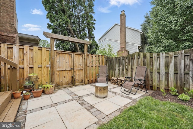 4549 Diehl Ct, Woodbridge, VA 22193 - fenced backyard with a patio and a gate