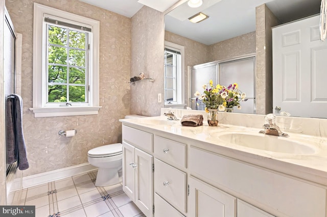 826 Bent Creek Dr, Lititz, PA 17543 - full bath with double vanity, toilet, a shower with door, baseboards, and wallpapered walls