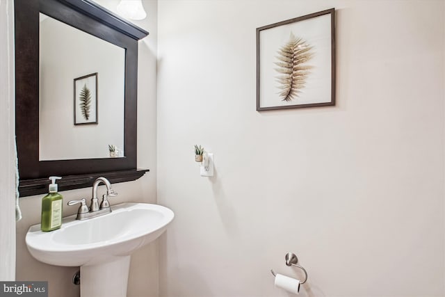 5441 Gladewright Dr, Centreville, VA 20120 - bathroom featuring a sink