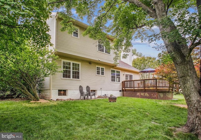 5441 Gladewright Dr, Centreville, VA 20120 - back of house featuring a deck, a yard, and a fire pit