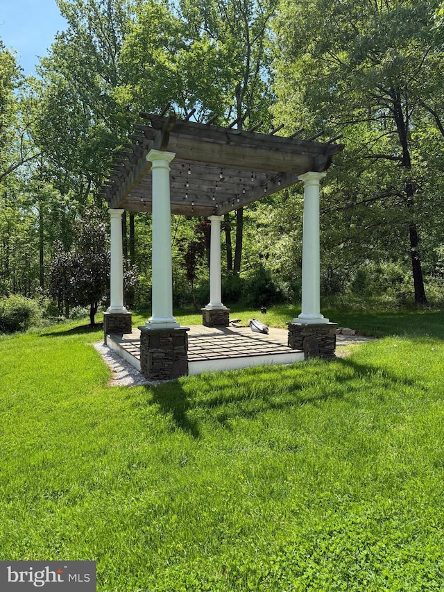 8301 Crestridge Rd, Fairfax Station, VA 22039 - surrounding community featuring a pergola and a lawn