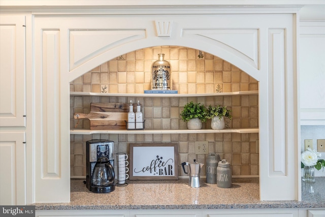 8423 Yellow Springs Rd, Frederick, MD 21702 - bar with backsplash