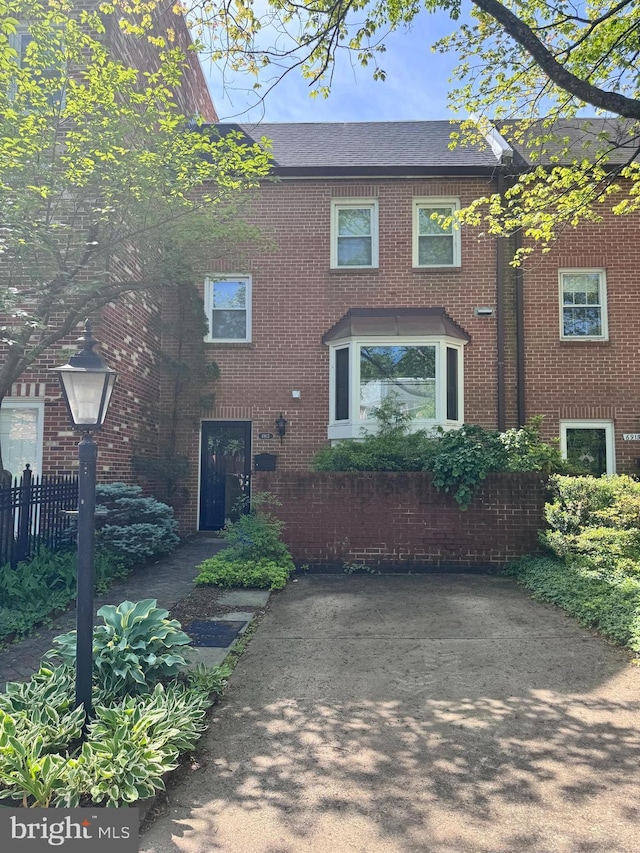 6913 Mclean Park Manor Ct, Mclean, VA 22101 - townhome / multi-family property featuring brick siding
