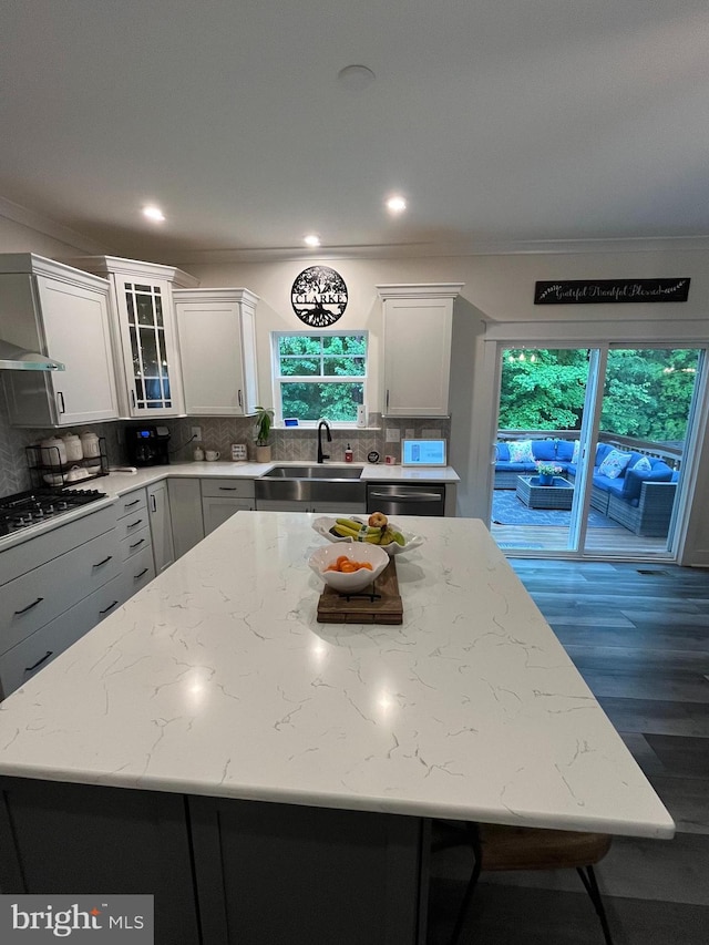 16801 Chalet Ct, Chesterfield, VA 23832 - kitchen with a sink, black gas cooktop, plenty of natural light, decorative backsplash, and ornamental molding