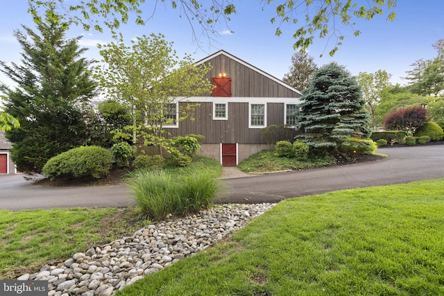 1249 Pebble Hill Rd, Doylestown, PA 18901 - view of side of home with a yard