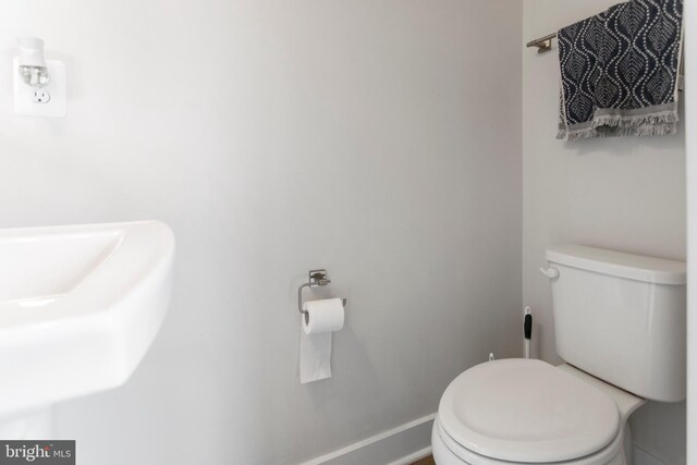 644 Lakemont Dr, Glen Burnie, MD 21060 - bathroom featuring toilet, baseboards, and a sink