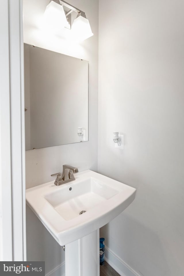644 Lakemont Dr, Glen Burnie, MD 21060 - bathroom featuring baseboards