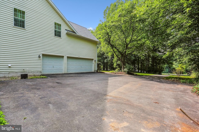 14908 Little Bennett Dr, Clarksburg, MD 20871 - view of side of property featuring an attached garage and driveway