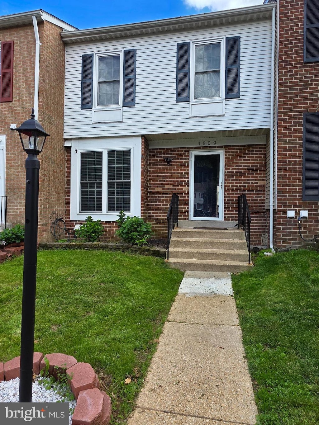 4509 Canary Ct, Woodbridge, VA 22193 - view of property featuring a front lawn and brick siding