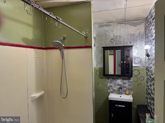 4832 N Sydenham St, Philadelphia, PA 19141 - full bath featuring a shower, a drop ceiling, and vanity