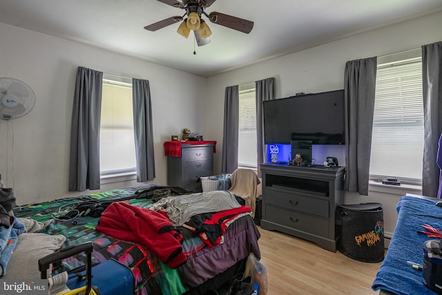 935 Grove St, Reading, PA 19605 - bedroom with wood finished floors and ceiling fan