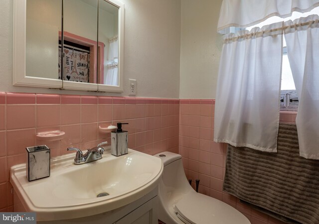 935 Grove St, Reading, PA 19605 - bathroom with tile walls, toilet, wainscoting, and vanity