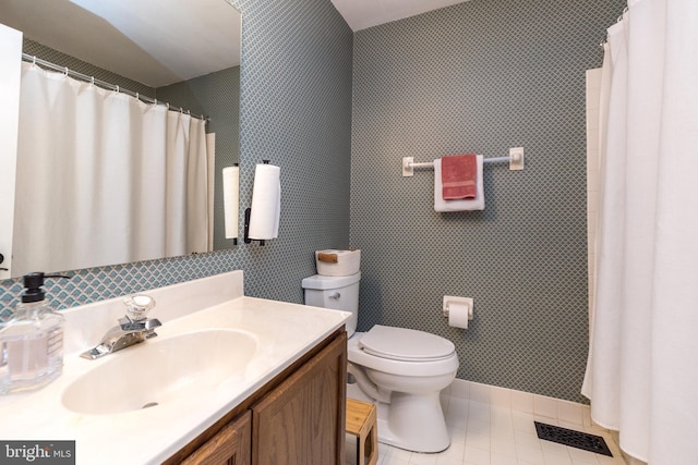 534 Country Club Dr, Lansdale, PA 19446 - bathroom featuring toilet, vanity, tile patterned flooring, and a shower with curtain