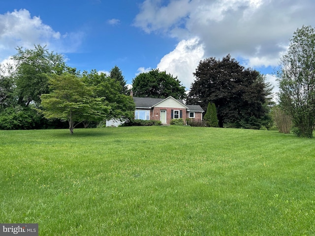 4599 Carlisle Rd, Gardners, PA 17324 - view of front of home featuring a front lawn and brick siding