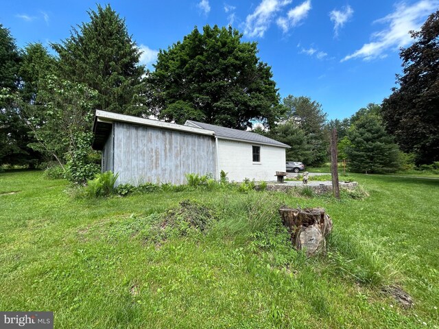 4599 Carlisle Rd, Gardners, PA 17324 - view of green lawn featuring an outdoor structure and a pole building