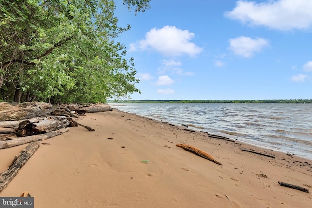 8220 Waterside Ct, Fort Washington, MD 20744 - water view with nearby beach