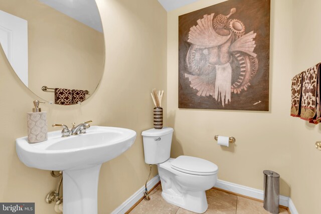 8220 Waterside Ct, Fort Washington, MD 20744 - bathroom with baseboards, toilet, tile patterned floors, and a sink