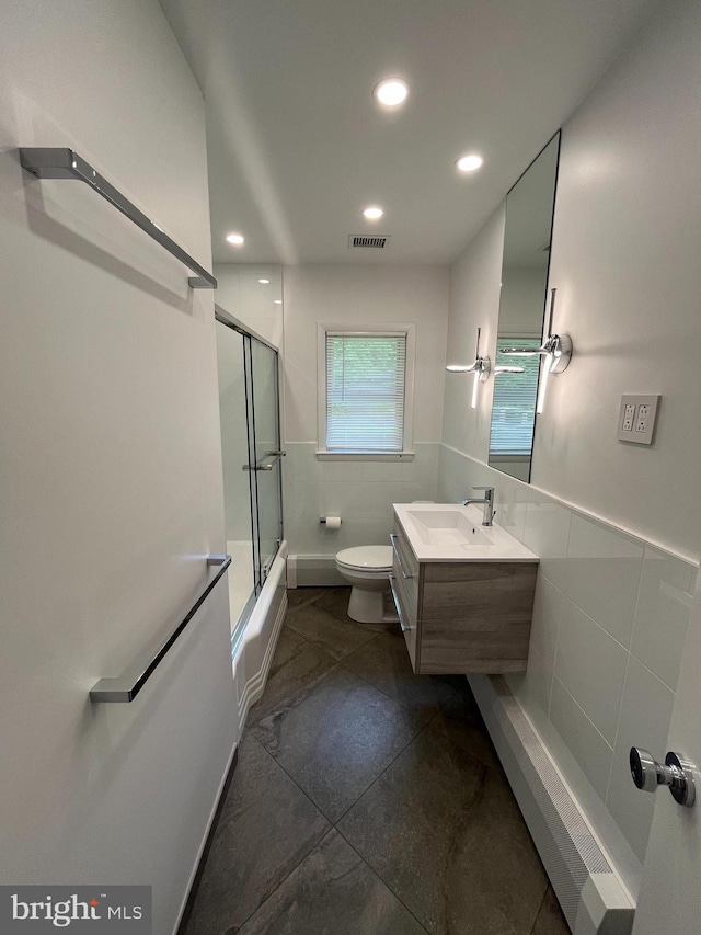 905 Dunellen Dr, Towson, MD 21286 - full bath featuring tile walls, toilet, vanity, combined bath / shower with glass door, and recessed lighting