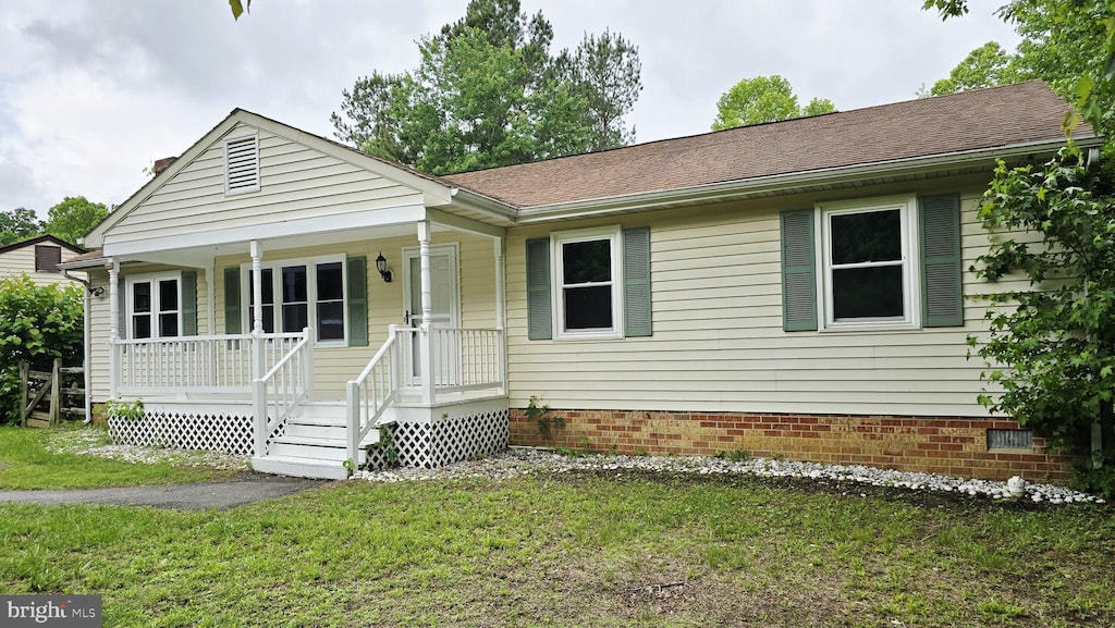 2135 Aquia Dr, Stafford, VA 22554 - ranch-style house with a porch, a front yard, crawl space, and roof with shingles