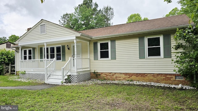 2135 Aquia Dr, Stafford, VA 22554 - ranch-style house with a porch, a front yard, crawl space, and roof with shingles