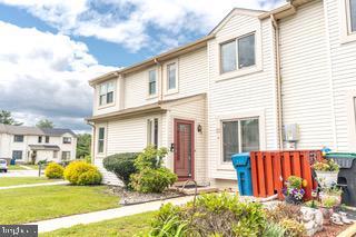 22 Erbitea Ln, New Castle, DE 19720 - multi unit property featuring a front yard
