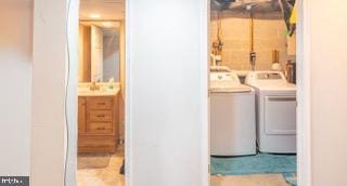 22 Erbitea Ln, New Castle, DE 19720 - laundry room with washer and clothes dryer