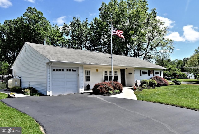 985 Jeffrey Dr, Southampton, PA 18966 - ranch-style house featuring an attached garage, driveway, and a front lawn