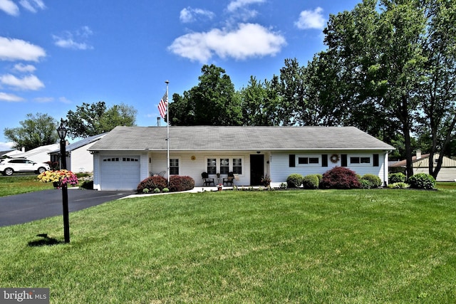 985 Jeffrey Dr, Southampton, PA 18966 - ranch-style house with a garage, asphalt driveway, and a front yard