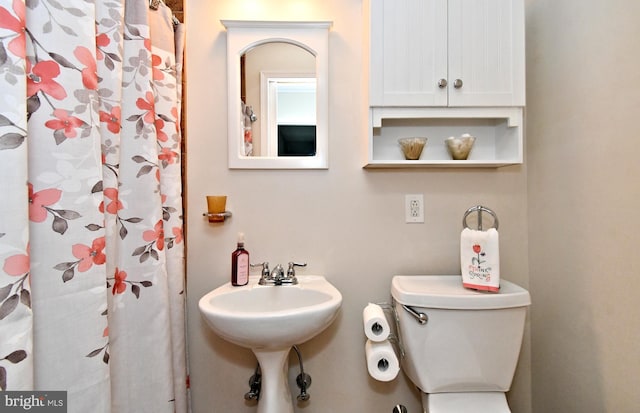 985 Jeffrey Dr, Southampton, PA 18966 - full bath with toilet and a shower with shower curtain