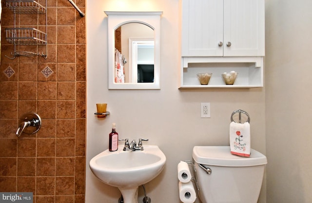 985 Jeffrey Dr, Southampton, PA 18966 - full bath featuring toilet, a tile shower, and a sink