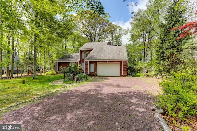 3217 Beech Ridge Dr, Pocono Summit, PA 18346 - mid-century modern home with dirt driveway, an attached garage, a shingled roof, a front lawn, and a chimney