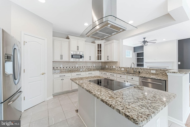 21934 Windover Dr, Broadlands, VA 20148 - kitchen featuring stainless steel appliances, a sink, a peninsula, ceiling fan, and a kitchen island