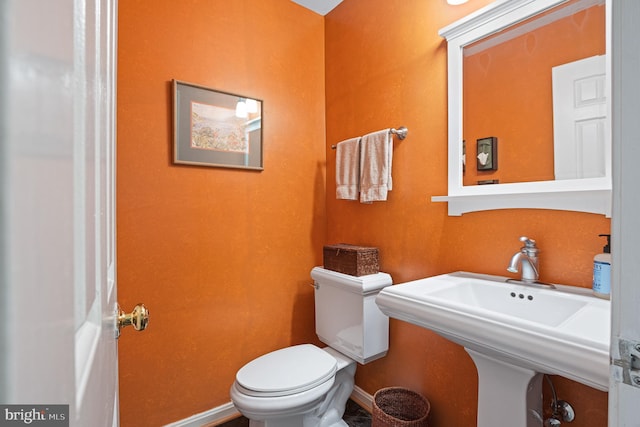 9020 Old Dominion Dr, Mclean, VA 22102 - bathroom featuring toilet, baseboards, and a sink