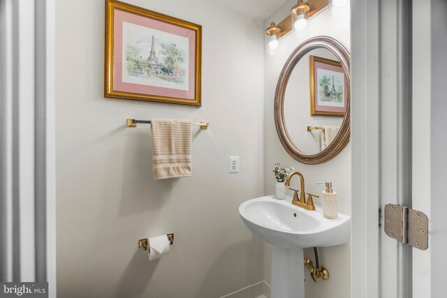 6249 Auburn Leaf Ln, Alexandria, VA 22312 - bathroom featuring baseboards