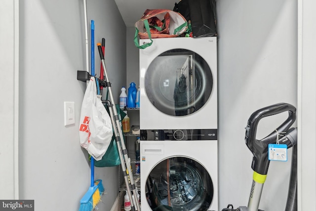 3125 N 7th St, Philadelphia, PA 19133 - laundry area featuring estacked washer and dryer