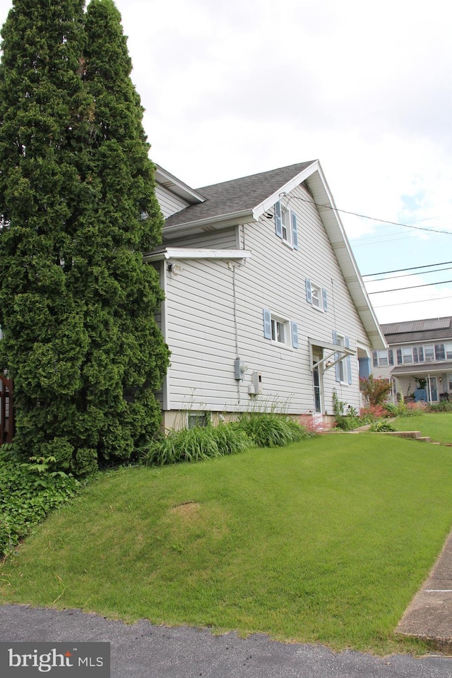 5077 Lincoln Hwy W, Thomasville, PA 17364 - view of side of home with a lawn and roof with shingles