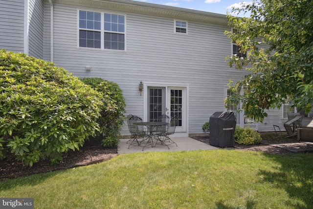 204 Fawn Rdg N, Harrisburg, PA 17110 - rear view of house featuring a patio and a lawn