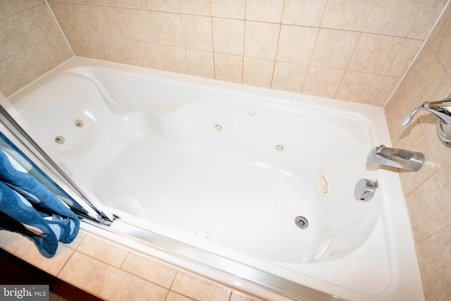 11665 Leesborough Cir, Silver Spring, MD 20902 - full bathroom featuring a jetted tub
