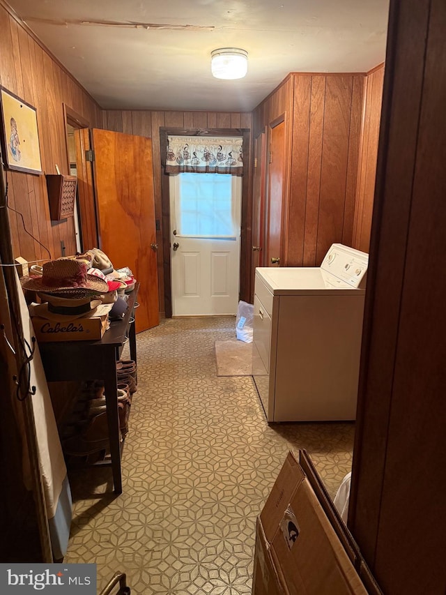 81 Hollering Hill Rd, Camden Wyoming, DE 19934 - laundry area with washer / dryer and wood walls