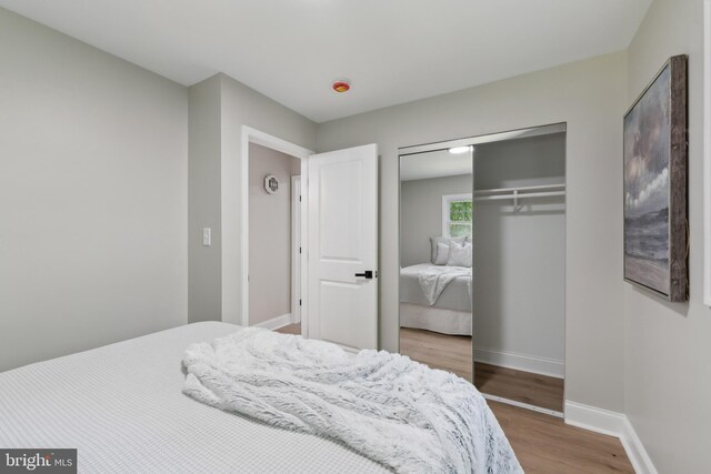 3521 Forestdale Ave, Woodbridge, VA 22193 - bedroom featuring wood finished floors, baseboards, and a closet